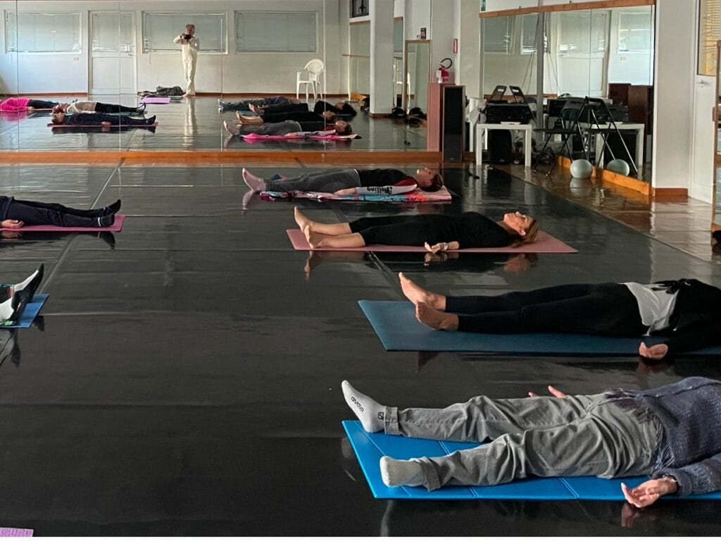 Lezione pratica di Tecnica Alexander per riequilibrare la postura e il movimento.