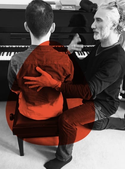 Musicista praticando la Tecnica Alexander per ridurre le tensioni muscolari e migliorare la performance.