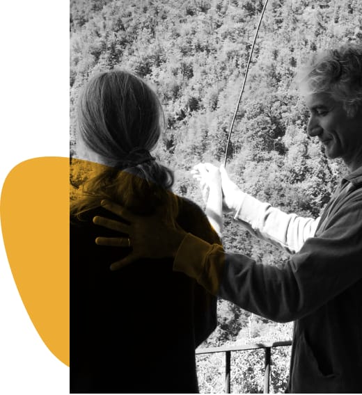 Insegnante guida un allievo nell’applicazione della Tecnica Alexander per il rilassamento.